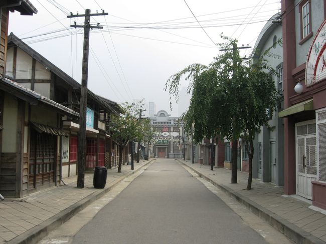 中々雰囲気のある通りです。木製の電柱が立ち、街路樹もあります。ソウル市中区の東町通りを模しています。現在の忠武路です。