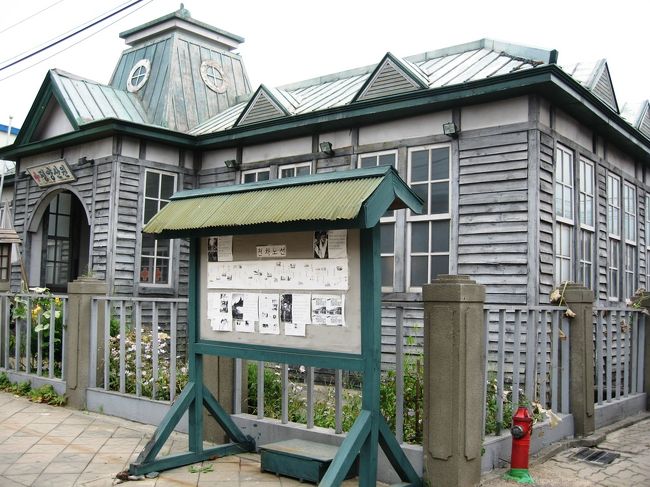 入口に近い本通に面した建物です。パンフレットには、説明が載っていませんでした。玄関に赤い十字架が見えますから、病院のようです。