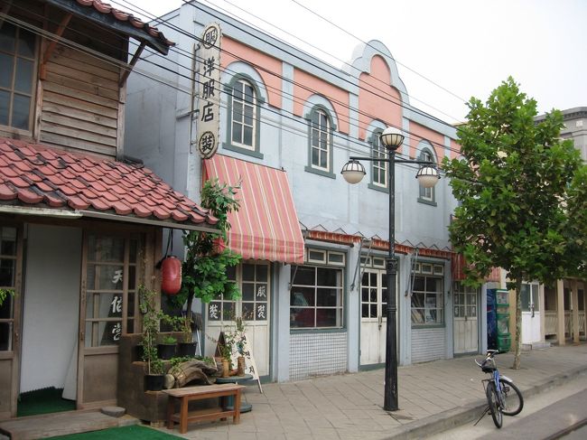 南北の本通に面した町並みです。当時としてはモダンと思われる建物には、洋服店の看板があります。街路樹はプラタナスです。