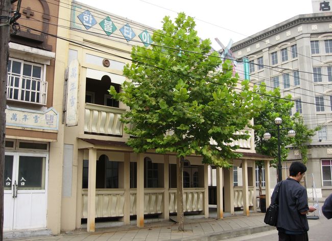 プラタナスの並木が続きます。ここは、まだ入口に近い場所です。パンフレットには、「野人時代」の撮影に使われたサクラ・カフェとありました。