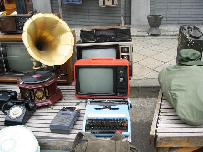 こちらの縁台には民生品が並べられていました。大きなラッパ型の蓄音機、タイプライター、ラジオ、比較的新しそうなテレビなどです。