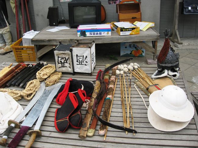 展示品はまだまだ続きます。どう言った訳か、逆さまの酒屋の看板、帽子、矢、刀類です。映画撮影の小道具類かもしれません。