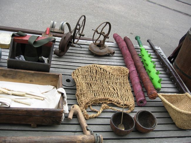 ますます、訳が分からない展示品です。ザル、お碗、手提げ袋などの民芸品に混じって、棘の付いた緑色の棍棒もあります。