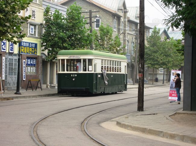 韓国初の近代的交通手段として、1899年に開通した市電です。当時は、東大門から光化門の間を往復していました。撮影に大切な光景のようです。
