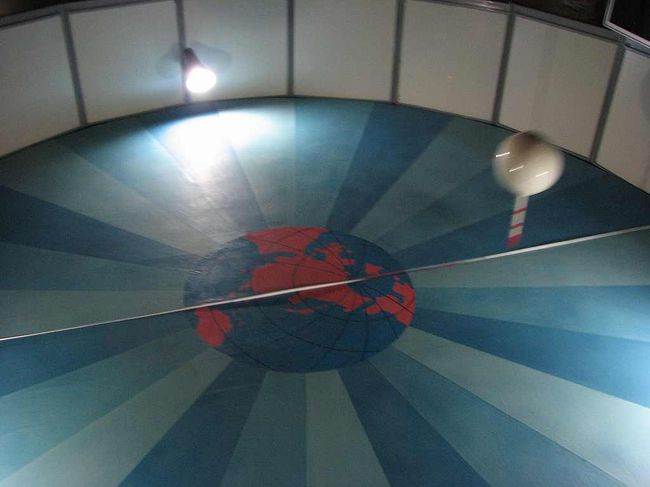 地球の自転を示す展示。<br /><br />珍しく、地図の中心が共和国ではない。