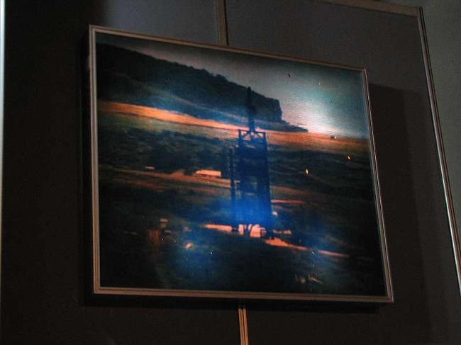 発射台の写真。<br />写真というより、テレビ映像のキャプチャ。<br /><br />将軍様の現地指導風景はキレイな写真なのに、なぜキレイな写真が無いのか案内員同志に聞いたところ「撮影禁止だから」旨との事。<br /><br />なぜ撮影禁止でビデオが良いのか？ある不思議な国であることを感じるのである。