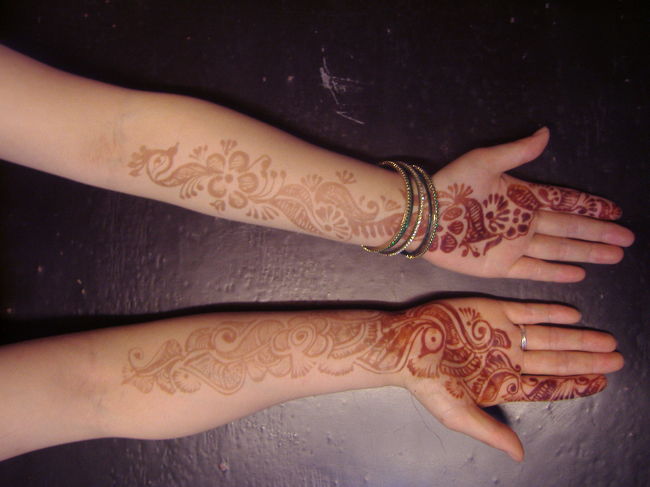 メヒンディ。<br />インドでは、結婚式にメヒンディを手足に描くそうです。２週間くらいで消えるので、即席タトゥーみたいでかわいかった☆