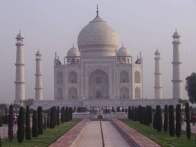 世界に誇るタージ・マハル。<br />これがお墓なんて・・・
