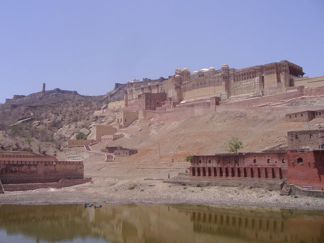 ジャイプールのアンベール宮殿。<br />この時期のラジャスターンは死ぬほど暑かった；；<br />この湖も乾期の終わりには干上がってしまうのではないのでしょうか・・・