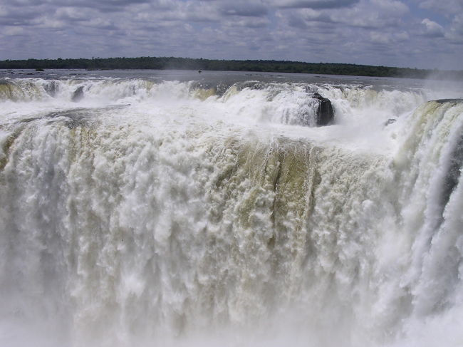 なんなんだ。<br />今まで見ていた滝はなんなんだ。<br />滝の流れの下から<br />大きな泡がはじける様に新たな滝が湧き上がり、<br />泡が上から下へ連なり転げ、<br />滝壺からは轟音とともに水しぶきがあがり、<br />周りで喋っている人の声が聞き取れない。圧巻。<br />