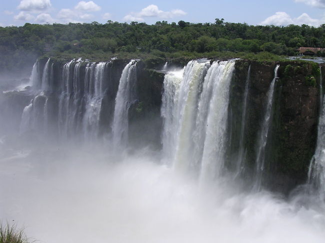 滝壺付近は白く煙り全く見えない。<br />沢山のイワツバメが飛翔している<br />