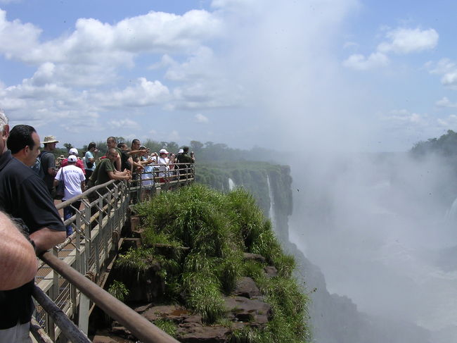 何十メートルも下から、しぶきがあがり<br />展望台にいる観光客を直撃。<br />