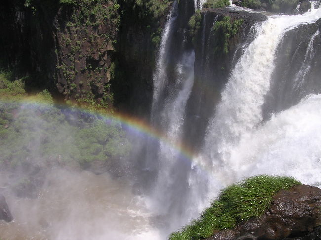 滝の水しぶきに光が反射し虹が出来る。