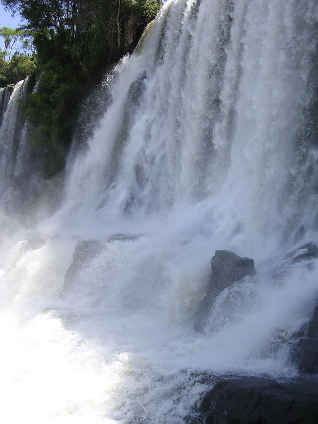 滝の脇から。<br />それ程大きな滝ではないが、<br />至近距離からだとこの迫力。<br />途中半分崩れたトレールの残骸が<br />いくつか見られたが、<br />ガイドの話によると、<br />全て、昔、大水で流されたものらしい。<br />今、渡っているトレールもいつか、<br />使えなくなってしまうのだろう。<br /><br />