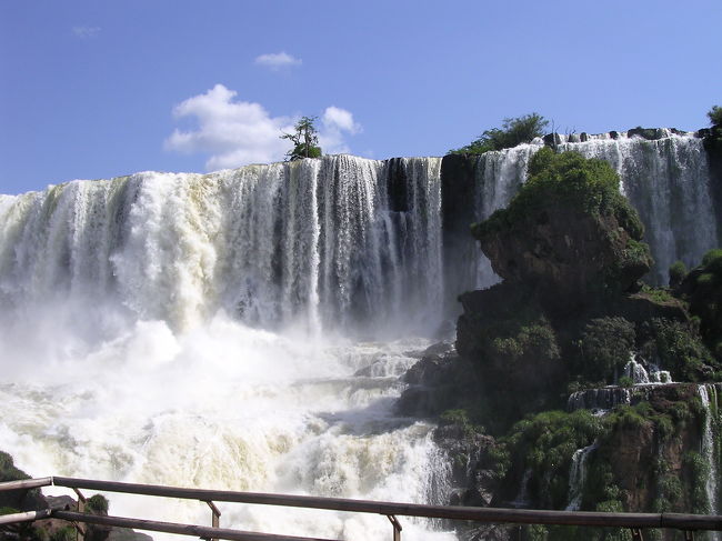 小さな島がボート乗り場の向かいにある。<br />島へは、ボート（無料）で渡れる。<br />島の展望台より<br />先程滝壺にボートで突進した滝が見える。