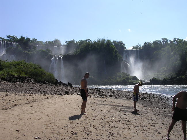 島の浜辺で、船を待つ。<br />皆滝壺ボートに乗った後に島に渡ってきたようで、<br />ビチョビチョの水着姿。
