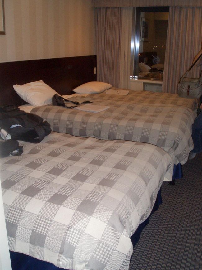 エキストラベットが入っていたので<br />狭いですが、<br />寝るだけなので充分。<br /><br />８階だったのでUSJが見えてきれいでした<br /><br />足が疲れていたので31階のSKY　SPAへ（別料金1500円）<br />バスタオルや、フェイスタオルは置いてあり<br />アメニティもきちんとしています。<br />（滞在中は何度でも利用可）<br /><br />旅行の疲れをとるにはお勧めです。<br /><br />明日はUSJ楽しむぞ〜　　