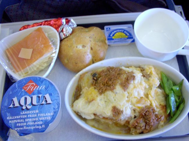 小さな飛行機でしたが機内食のサービスもありました。