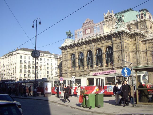 オペラ座です。男４人旅でオペラの鑑賞をするわけもなく、建物を外から見ただけです。