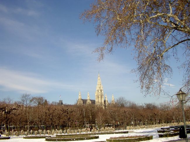 フォルクス庭園から見た市庁舎の塔です。