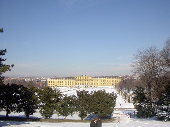 宮殿の向かいの丘からの眺めです。