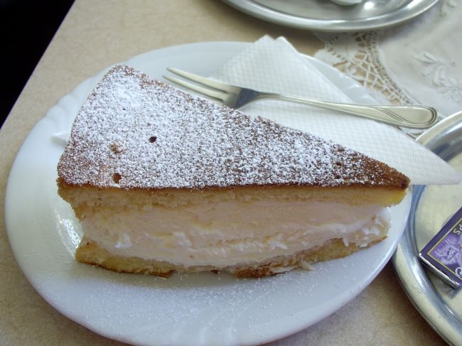 シェーンブルン駅近くのカフェで食べたケーキです。<br />地元の人が使ってそうな地味な感じのお店だったと思います。