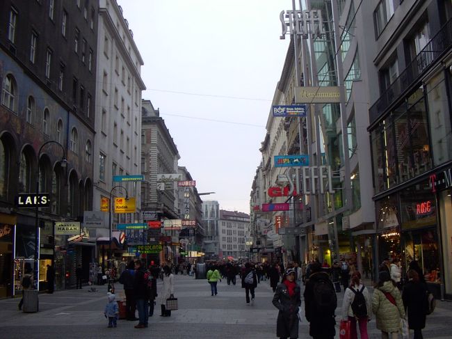 ウィーンの繁華街ケルントナー通りの街並みです。看板が道路方向に突き出していました。