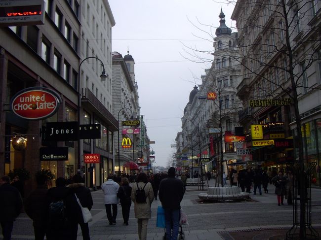 同じくケルントナー通りの街並みです。<br />ウィーンは１泊のみで列車でザルツブルグへ移動しました。今度ウィーンを訪れる時はゆっくりと滞在してみたいと思います。