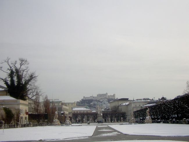 ミラベル庭園からホーエンザルツブルク城塞方面の風景です。