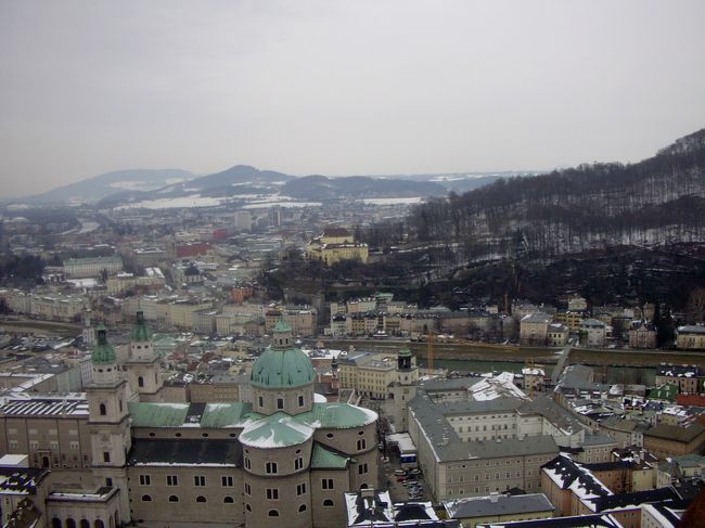 城塞からの眺めです。ザルツブルク滞在中は時々雪が舞うどんよりした天候でした。