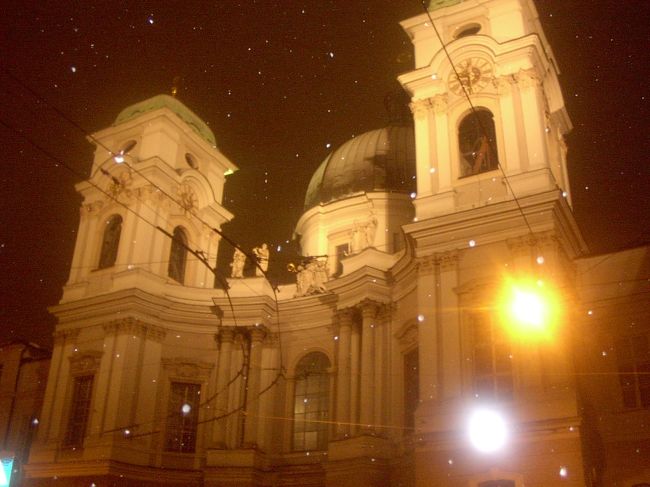 夜は旧市街のカフェに繰り出しました。その途中で撮影した三位一体教会の夜景です。