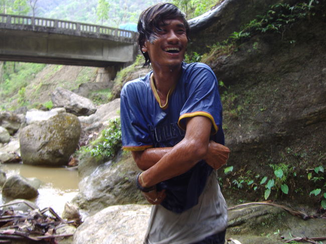 友達のArjun。<br />湧水で出来た池に落ちた彼・・・<br />さすが笑いのツボを心得ています。