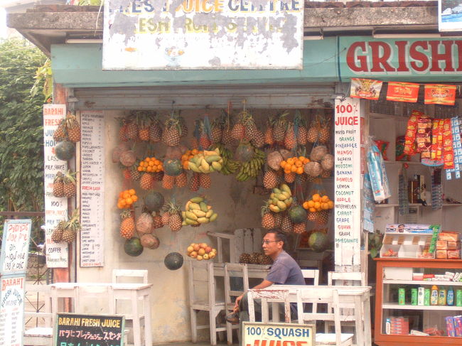 　同じく。ホテルの横の果物屋さん。お望みの果物を目の前でジュースにしてくれます。黒板には怪しい日本語で店名等書いてあります。このおじさん、いつもここに座っていて、暇な人だと思っていたら、店主。そのうえ、パパの村の人だって。