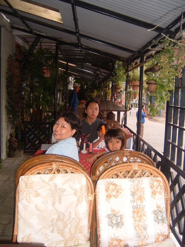 　ホテルの玄関のレストランテラス。右に見える道を挟んで果物屋があります。いつも座っていて暇な人だな、と思っていたのはお互いか。