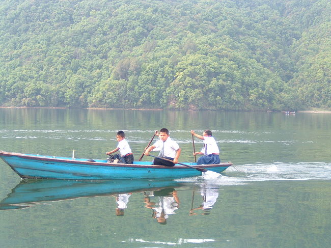 　ポカラ２日め。朝から「ボートに乗ります」と、パパの友人のタコに言われて湖へ。タコは私がつけたあだ名です。<br />　ポカラは、美しい山と湖の街で、まあ、言えば軽井沢、かな。湖は大きくて、湖畔にホテルや旅行社やレストラン、店屋がうわ〜っと並んでいます。<br />　と、おお、対岸の村から学生諸君がつどって・・・。登校風景、なのですね。