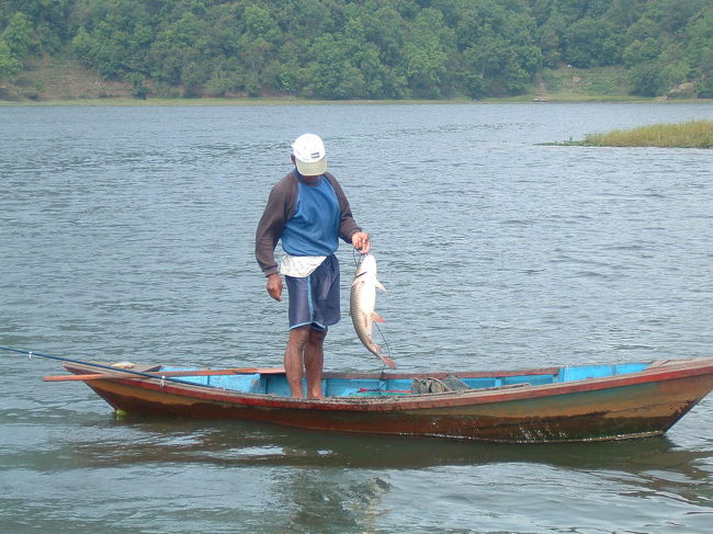 　フィッシャーマンに会いました。でかい魚を、まさに釣り上げるところを見ましたが、感動でカメラを忘れていました。「今日はもう帰れるなあ」と声をかけると、照れくさそうに笑って、