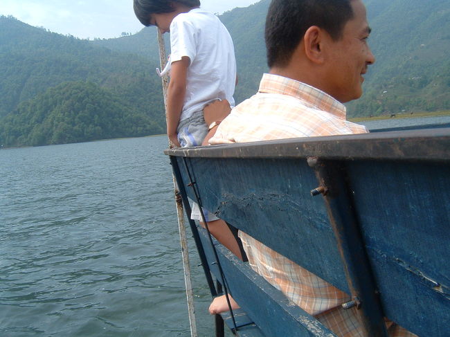 　ボートに乗る前に用足しをしてきた息子が、我慢できなくなるほど湖上にいました。ず〜っと向こうの岸辺のレストランに行くんですと。言ってくれよお。帽子も日傘も、蓑笠もなくて、まっくろだあ。