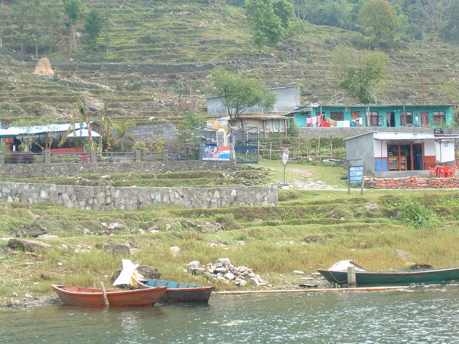 　２時間後に到着の、ず〜っと向こうの岸辺のレストラン。