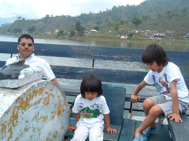 　デロを食べたのは２回目の私ですが、何回食べても、完食する日が来る確信はありません。最初の３口くらいはおいしいのだけどなあ・・・。<br />　で、またまた炎天下を２時間かけて帰りました。ボートは、２艘のふつうの手漕ぎを無理にくっつけて、間に、いわゆる水車みたいな回るものをかまし、両側から自転車みたいに漕ぐ、というもの。それに、なんとか囲いをして尻の痛い客席をつくった、というもの。浮力か何力か知らんが、そんな計算などしている訳はない。<br />