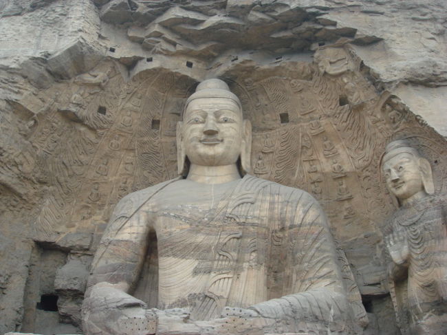 北京から電車で6時間のところにあるのが大同。。。 <br />石窟が世界遺産に登録されている町。。。 <br />ここではこの旅初めての雨にあう… <br />天気が悪けりゃ、感動も半減… <br />