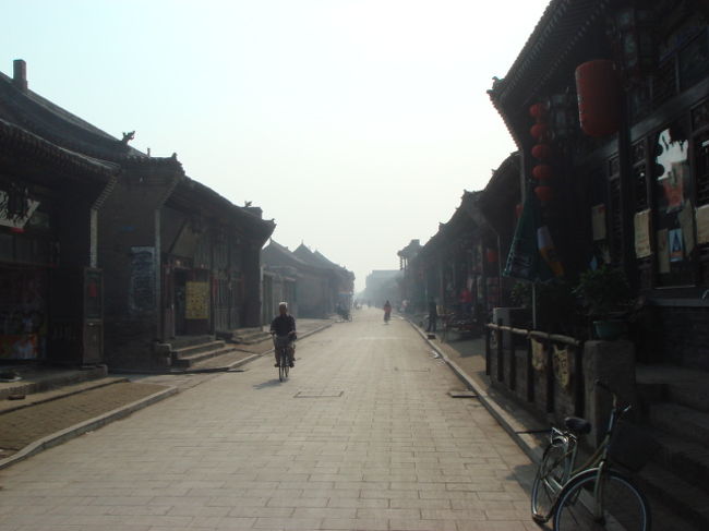 大同からまたまた電車で8時間のところにあるのが平遥。。。 <br />大同から平遥までの電車が寝台が取れずに、一番安い硬いシートしか取れなかった… <br />夜11時発の朝7時着。。。 <br />硬いシートはまったく眠れず、安いシートは人であふれかえっている。。。しかも禁煙なのにお構いなしにそこらじゅうでタバコは吸う… <br />途中から頭痛、吐き気に襲われ、トンカチで頭を叩かれたような感じで電車に乗っている… <br />やっとの思いで電車を降りるころには、熱まででていた。。。 <br /><br />