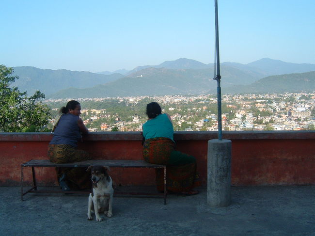 　といいつつ、さらに本堂へと上っていくと、今度は街を一望の眺め。へえ、いい眺めー。地元のおばさんがぼんやり座っていたりして、なかなかじゃん！ねえ。これは１枚だわ、とぱちり。あら〜、どこかでこのアングル。ここで誰かと撮った写真もある気が。誰だったか・・・うう〜ん。あ、尾家のおばあちゃん！九州の方々のツアーで、ああそうそう・・・なら３回は来ているのじゃないか。