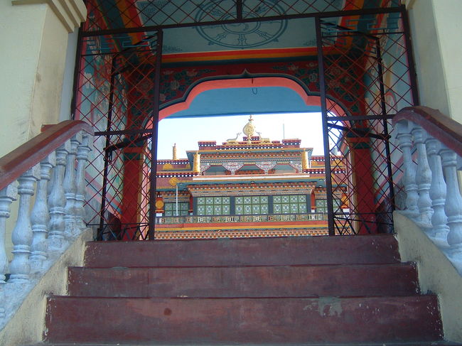 　翌朝、チベット仏教の寺院へ。観光客があまり行くところではないので静かだし、山も見えるらしい。友人の家に行く途中に案内してもらいました。なだらかな丘をのぼり、散歩のじさまなどとすれ違い、見上げると見事な彫刻と極彩色の寺院が。いいなあ、こんなところに連れてきてくれて、ありがとうカルナさん！さすがだわ！と言うと、パパが「ここには前にも前にも２回来たよ」と、ぽつり。ええ〜っ！ぜんぜん覚えがな〜い。<br />　・・・そう言えば、あの階段・・・うんうん！来た来た確かに２回は来たよ。