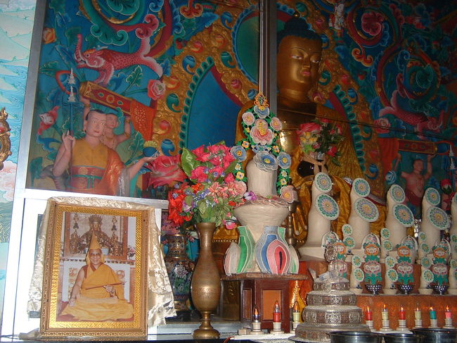 　ダライ・ラマ師。最高の尊敬です。その昔私は、原因不明の高熱下痢嘔吐で、カトマンズの自分のゲストハウスのベッドで数日唸っていました。チベット人の友人が、「これを深夜２時に起きて水に入れて飲め。誰にも見られるんじゃないぞ。おまえもこれが何であるかは見るな」と、丸い包みをくれました。言うとおりにすると、朝には回復していました。それが、ダライ・ラマ師のお薬でした。師に関するこうした話は、私、たくさん持っています。あるとき、・・・ま、いいか。