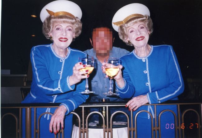 ③その２人に偶然、どっかのホテルのラウンジでお会いしました。<br /><br />合成写真じゃないですよ。化粧濃かった(^_^;)写真でも分かりますよね。<br /><br />真っ白けっけ(笑)