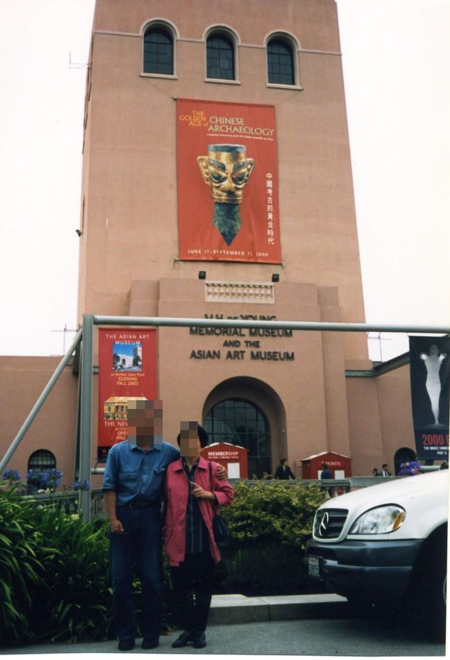 <br />③大学教授とアジアのミュージアムの前で