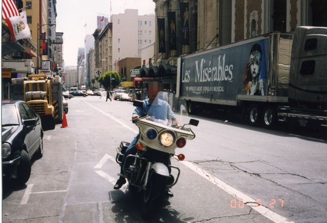 ③「誰が撮ったか」てぇ～？頼みましたよ。<br /><br />　このマスタシュのポリスオフィサーに。<br />　この白バイ「白バイ野朗ジョン＆パンチ」で<br />　使用してたカワサキのＫＺ１０００Ｊポリスでした。<br />　大好きな憧れのバイクです　<br />　<br />　後ろのトレーラー有名なミュージカルの名前<br />　見えますか？Ｇｏｏｄな写真になりました。