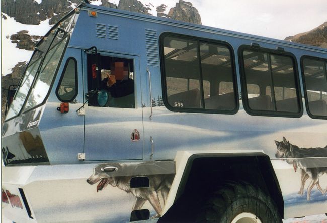 ②「コロンビア大氷原」到着<br /><br />運転席に乗せてもらい図々しくもドライバーに撮ってもらいました(^_^)v