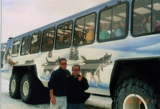 ②スターウォーズに出てくるような大きな<br /><br />「スノーコーチ」迫力有りました(@_@)キアヌ・リーブス似ドライバーとツーショット！