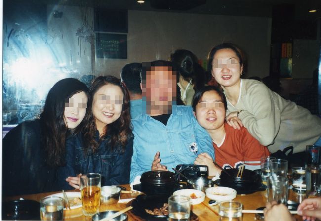 ①卒業が近づき「韓国料理店」でドンチャン。<br /><br />モテててました←ジャーン・まったくの嘘！左２人は日本の同級生で右２人は韓国の同級生